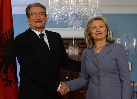 US Secretary of State Hillary Clinton (R